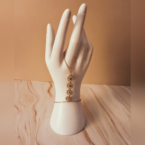 💥 Pretty Bird Hand Chain Bracelet with Crystal Accents - Adjustable (6"-8") - Picture 7 of 10